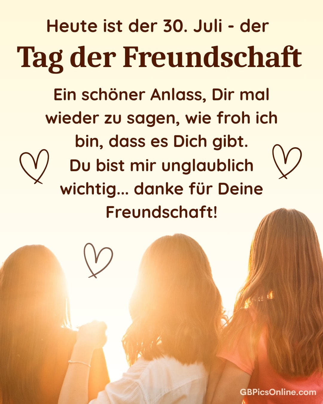 Zwei Frauen umarmen sich in der Sonne, um den Tag der Freundschaft zu feiern