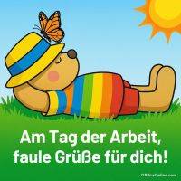 Ein entspannter Bär mit buntem Pullover und Hut liegt im Gras, Schmetterling auf der Nase
