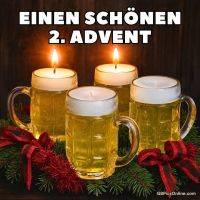 Vier Bierkrüge als Adventskranz mit zwei brennenden Kerzen, Tannengrün und roten Schleifen