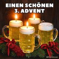Drei brennende Kerzen in Bierkrügen auf Tannenzweigen mit roten Schleifen, eine Kerze ist aus