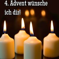 Vier brennende Kerzen verbreiten warmes, festliches Licht und stimmen besinnlich auf die Weihnachtszeit ein.