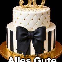 Elegante zweistöckige Torte mit schwarzer Schleife und goldener 50 als Topper