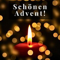 Das warme Leuchten der Adventskerze erhellt die dunklen Wintertage.