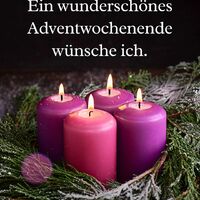 Vier Kerzen erleuchten still die Winterzeit, ein Symbol der Hoffnung und Besinnlichkeit.