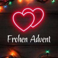 Zwei ineinander verschlungene Herzen in Neonpink auf Holzhintergrund mit Lichterkette. „Frohen Advent“ Text