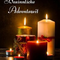 Warme Kerzenlichter erhellen die stille Vorweihnachtszeit.