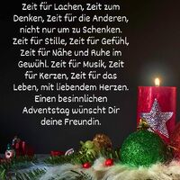 Ein stimmungsvoller Adventskranz erleuchtet von der Wärme einer Kerze, umgeben von festlicher Dekoration - ein Symbol für Besinnlichkeit und Vorfreude auf Weihnachten.