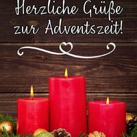 Leuchtende Kerzen und festlicher Schmuck erwecken die Freude der Adventszeit.