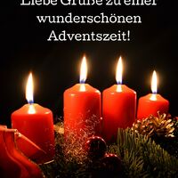 Vier Kerzen leuchten stimmungsvoll, die Zeit der Besinnung beginnt.