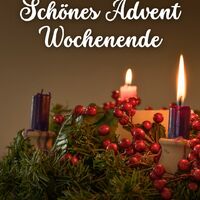 Besinnliche Stimmung mit Kerzenlicht und Tannengrün zur Adventszeit.