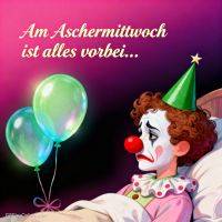Trauriger Clown im Bett mit Partyhut, daneben zwei Ballons vor violettem Hintergrund