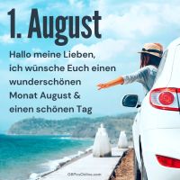 Frau lehnt entspannt am Auto und genießt die Freiheit neben dem Meer.