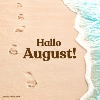 Fußspuren im Sand nahe dem Meer: Ein perfekter Ort für Sommererinnerungen.