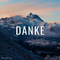 Ein atemberaubender Sonnenaufgang über den verschneiten Berggipfeln. Ein Moment der Stille und Schönheit.