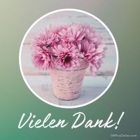 Ein Blumentopf voller zarter rosa Blüten, perfekt um Dankbarkeit auszudrücken.