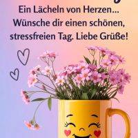 Donnerstagsgruß mit Blumen in gelber Tasse mit Smiley, Pastellhintergrund und Wunsch für stressfreien Tag