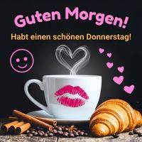 Kaffeetasse mit Kussmund, dampfendem Herz, Croissant und Kaffeebohnen; Grußtext und Herzen