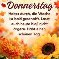Herbstliche Grußkarte mit Sonnenblume, orangefarbener Blüte, roten Beeren und fallenden Blättern, Text zu Donnerstag