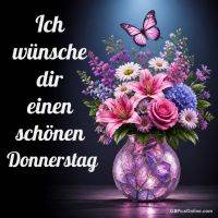 Bunter Blumenstrauß in violetter Vase mit Schmetterling vor dunklem Hintergrund und Grußtext links
