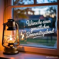 Eine brennende Laterne steht auf einer Fensterbank, während draußen die Dämmerung beginnt. Das gemütliche Motiv verbreitet eine warme und einladende Atmosphäre, ideal für einen entspannten Abend.