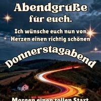 Abendlicher Himmel über Hügellandschaft, kurvige Straße mit Lichtspuren und Grußtext zum Donnerstagabend