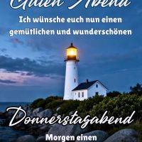 Leuchtturm bei Abenddämmerung am Meer, Felsen und Haus, dazu ein Gute-Abend-Grußtext
