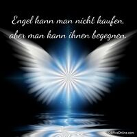 Ein leuchtendes Engelsbild mit ausgebreiteten Flügeln über ruhigem Wasser. Mystische Aura und himmlische Präsenz erhellen die Szenerie.