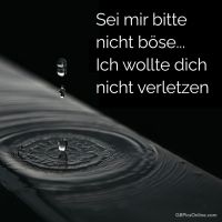 Ein einzelner Tropfen trifft die Wasseroberfläche und erzeugt sanfte Wellen.