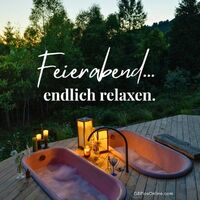 Ein Bad unter freiem Himmel, umgeben von ruhiger Natur.