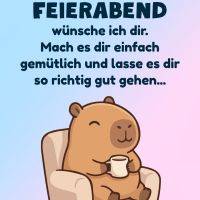 Niedlicher Bär sitzt entspannt im Sessel und hält eine Tasse, dazu Gruß zum Feierabend