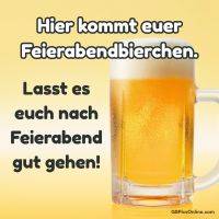 Bierkrug mit Schaum vor gelbem Hintergrund, dazu Spruch über das Feierabendbier