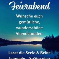 Grußtext vor Sternenhimmel über einem ruhigen See mit Waldsilhouette in der Dämmerung