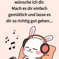 Niedliches Häschen mit Kopfhörern entspannt auf Kissen, Musiknoten, Handy und Getränk daneben