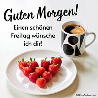 Ein perfekter Start in den Tag: Frischer Kaffee und süße Erdbeeren in Herzform bringen gute Laune auf den Frühstückstisch.