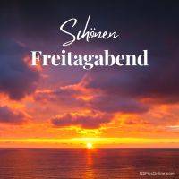 Sonnenuntergang über dem Meer mit orangefarbenen Wolken und Grußtext