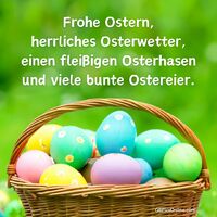 Ein Korb voller farbenfroher Ostereier, bereit für die Festlichkeiten im Frühlingsgrün.