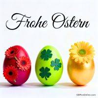 Drei bunte Ostereier mit Blumen und Kleeblättern, darüber Schriftzug „Frohe Ostern“