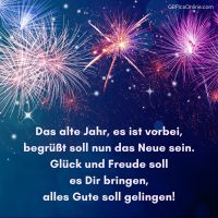 Feuerwerk erleuchtet den Himmel, ein Zeichen neuer Anfänge und Hoffnungen.