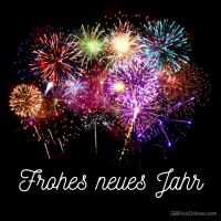 Spektakuläres Feuerwerk erhellt den Nachthimmel, um das neue Jahr willkommen zu heißen.