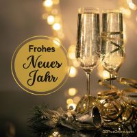 Glitzernde Gläser und festliche Stimmung läuten das neue Jahr ein.