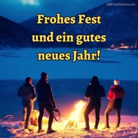 Ein gemütlicher Winterabend am Lagerfeuer, umgeben von der stillen Schönheit verschneiter Berge.
