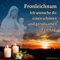 Religiöse Grußkarte mit Marienstatue und Kind, Kerzen und Blumen vor Sonnenuntergang