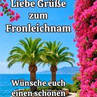 Blaue Meeresküste mit Palmen und pinken Blüten; Gruß zum Fronleichnam