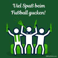 Drei jubelnde Figuren auf Sofa mit Bierflaschen und Tröte, Text wünscht Spaß beim Fußballschauen
