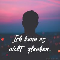 Ein Moment der Stille, während die Welt hinter ihm weiterdreht.