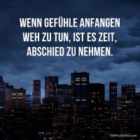 Eine dramatische Stadtsilhouette bei Nacht, die die Stimmung eines Abschieds einfängt.