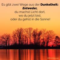 Ein malerischer Sonnenuntergang, der sich in der Stille des Sees widerspiegelt.