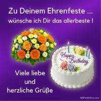 Blumenstrauß und Geburtstagstorte mit Kerzen auf lila Hintergrund