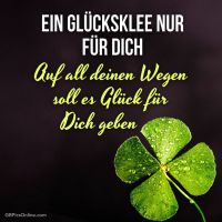 Ein strahlendes vierblättriges Kleeblatt, funkelnd mit Tautropfen, bereit, Glück zu bringen.