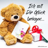 Ein flauschiger Bär wartet geduldig darauf, Freude und ein liebevoll verpacktes Geschenk zu überbringen.